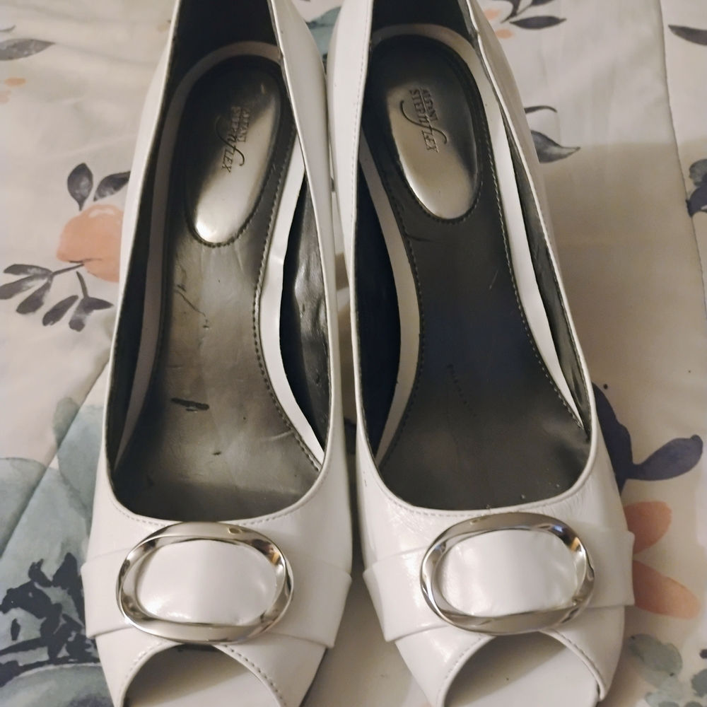 Bandolino Elegant White Heels with Silver Accent
